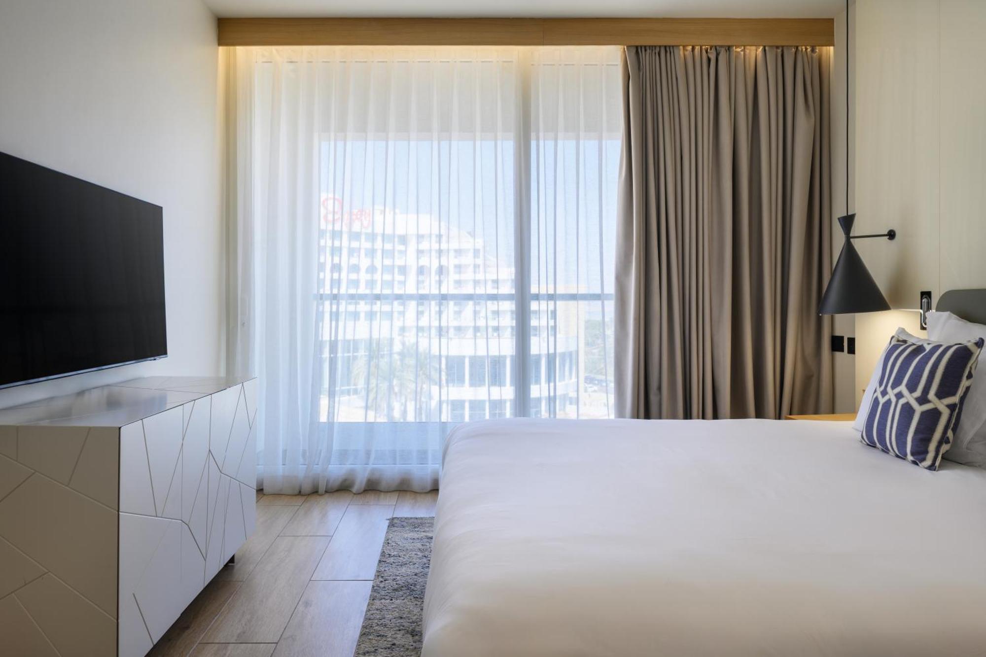 Nevo By Isrotel Collection Ейн Бокек Екстериор снимка A bedroom at the Hilton San Diego Bayfront