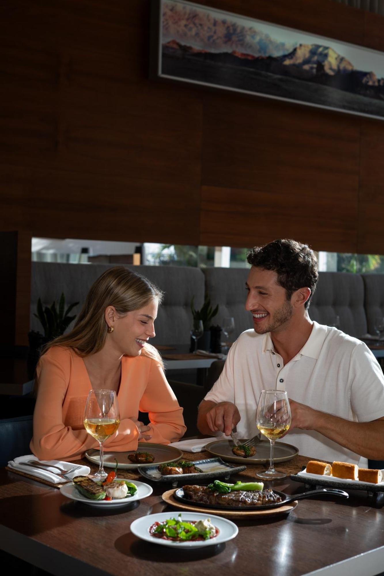 Nevo By Isrotel Collection Ейн Бокек Екстериор снимка A couple drinking beer