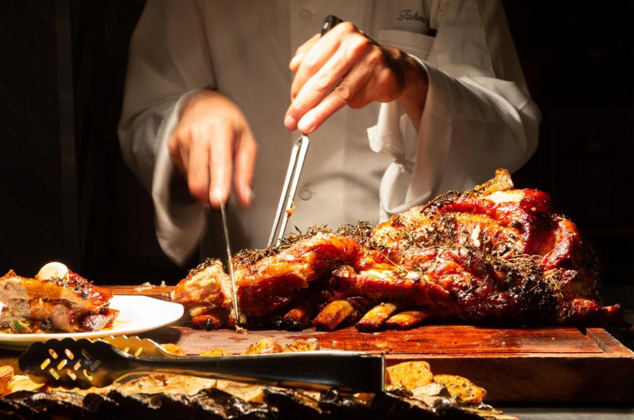 Nevo By Isrotel Collection Ейн Бокек Екстериор снимка A chef carving a roast